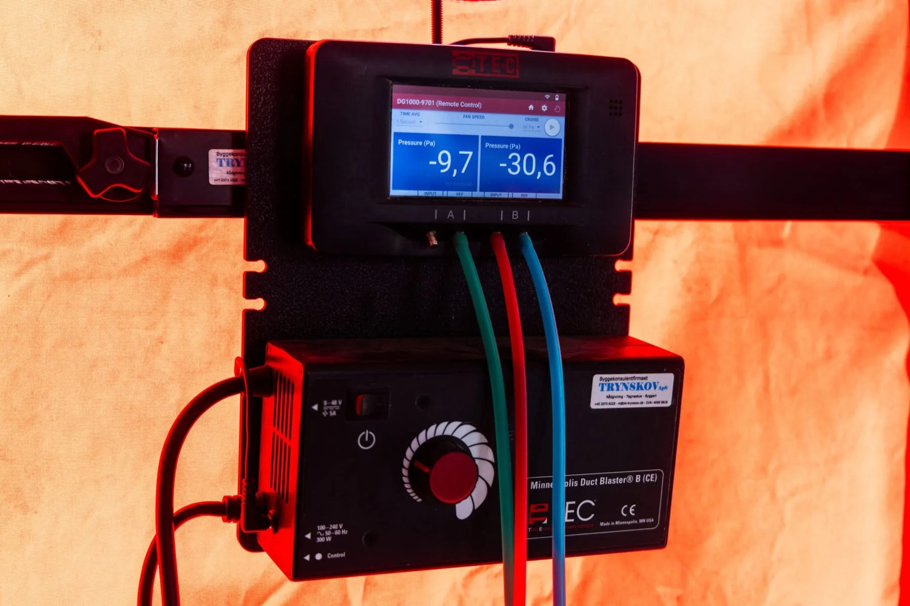 Digital trykmåler fra en blower door-test viser målte trykværdier