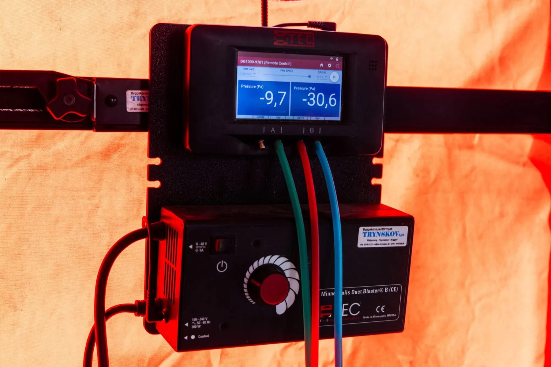 Digital trykmåler fra en blower door-test viser målte trykværdier